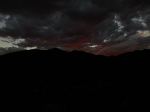 waravaipa-2013-day1-5  red sky at morning....jpg (91590 bytes)